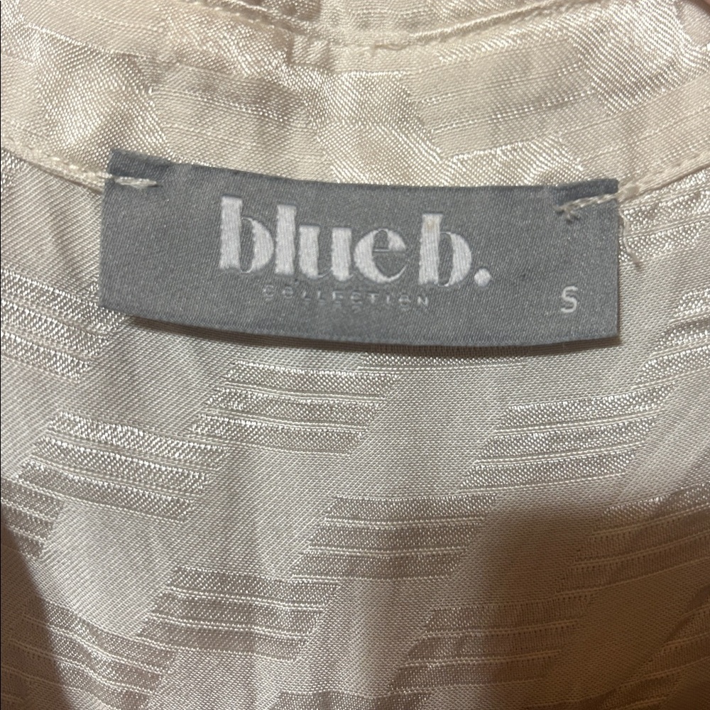 White button down top. - image 4